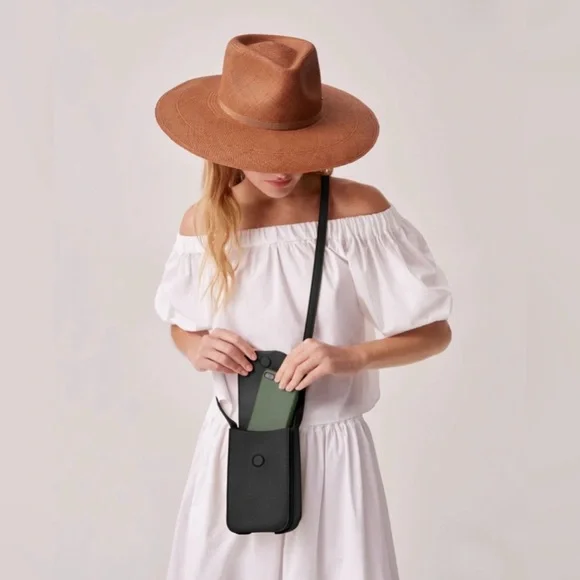 LIKE NEW Cuyana Concertina Phone Bag in Black Pebbled Leather - Picture 6 of 11